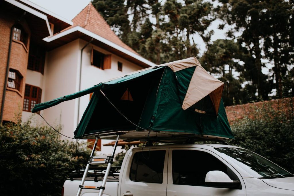 Et pourquoi pas une tente de toit pour partir à l'aventure en voiture